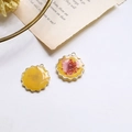 Vista dettagliata del ciondolo a cuore stile pittura a olio con fiore secco rosso e oro - 8# Tondo Giallo Fiore Rosso