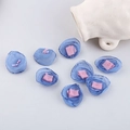 Dettaglio di fiori in rete blu fatti a mano con centro in tessuto rosa per gioielli fai-da-te - Blu Denim