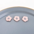 Gedetailleerd beeld van drie roze geborduurde bloemen met grijs hart voor doe-het-zelf-werk - 6# Lotuswortelzetmeel