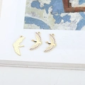 Detailansicht der DIY-Anhänger aus Goldlegierung mit lila und weißer Emaille-Lackierung - 15# Lila Kranich