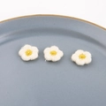 Vista macro di fiori ricamati a mano bianchi per accessori per capelli fai-da-te - 2# Cream White Yellow Center