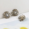 Dettaglio di ciondoli a fiore intrecciati con perle di cristallo grigio e strass - Grigio