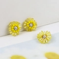Dettaglio macro di fiori in perle di cristallo giallo con strass bianchi per gioielli fai-da-te - Giallo