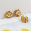 Dettaglio di orecchini a fiore fatti a mano con perle color ambra e centri di cristallo - Champagne