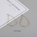 Vista de detalles de dijes dorados en gota de 24x43mm con textura trenzada y anillos - Gota Grande