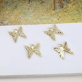 Set mit vier vergoldeten Schmetterlingsanhängern für DIY-Schmuck auf weißer Karte - Matte Schmetterling (D0577)