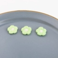 Tre piccoli fiori in lana lavorati a maglia verde chiaro con centro bianco per gioielli - Verde Chiaro