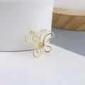 Vista detallada de un dije de mariposa dorado envuelto en alambre para hacer joyería. - Estilo Mariposa 3D