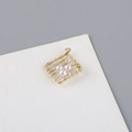 Vista macro del colgante cuadrado chapado en oro 18K con perlas blancas envueltas en hilo - Rombo Envuelto en Alambre con Perla
