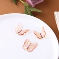 Dettaglio macro di ciondoli a farfalla in resina rosa con scaglie di foglia d'oro - Piccolo Rosa Arancio (8# Farfalla Piccola)