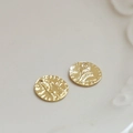 Dettaglio di ciondoli vintage a moneta tonda placcati oro 18k con ritratto a rilievo per gioielli - Tondo Classico (6#)