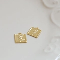 Vista macro di ciondoli quadrati placcati oro 18k con tulipano a rilievo per gioielli fai-da-te - Quadrato Tulipano (8#)