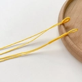 Makro-Detail der handgefertigten gelben Webschnur für DIY-Schmuck und Lesezeichen-Zubehör - Gelb