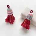 Primer plano de borlas trenzadas rojo oscuro con hilos brillantes para joyería artesanal - Estilo 17