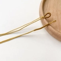 Detailansicht goldener geflochtener Schmuckkordeln mit feinen Schlaufen für DIY-Anhänger - Gold