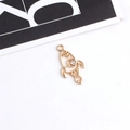 Detail van gouden raket hanger met witte strassteen en ophangoog voor DIY sieraden maken - Ingelegde Strass Holle Raket Stijl (2#) / 16x28mm