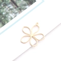 Détail d'un pendentif fleur à cinq pétales dorée pour la création de bijoux DIY - Style Fleur à Cinq Pétales (1#)