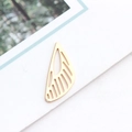 Détail de breloques en feuilles évidées plaquées or avec texture métallique pour bijoux DIY - Style Ailes Ajourées (4#)