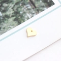 Vue macro d'un pendentif coeur plaqué or pour la création de bijoux DIY sur carte - Style Cœur Poli (11#)
