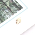 Détail macro d'un pendentif feuille plaqué or avec texture mate fine pour bijoux DIY - Style Feuille Matte (12#)