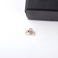 Macro-opname van kleurrijke Koinobori-visbedeltjes met goudlegering voor sieraden - Koinobori (2#)