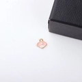 Detail van roze en witte emaille waaier hanger met witte bloem en gouden randafwerking - Roze Vouwwaaier (5#)