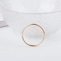 Detailaufnahme eines schmalen goldfarbenen Rings mit glänzender Oberfläche in Makroansicht - Minimalistischer dünner runder Ring (2#)