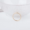 Minimalistischer runder goldener Legierungsring auf weißem Grund mit Milchglas - Minimalistischer dünner runder Ring (3#)