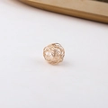Detalle de una cuenta hueca envuelta en hilo dorado con una perla blanca incrustada - Estilo Diamante de Imitación 10mm