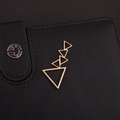 Detalle de cuero negro con textura de lichi, adornos geométricos dorados y hebilla metálica - Estilo Triangular (1# Oro Mate)