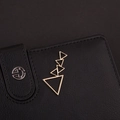 Primer plano de cuero negro granulado con triángulo dorado y hebilla de plata con logo - Estilo Triangular Geométrico (10# Oro K)