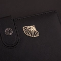 Detalle de un colgante dorado en forma de abanico con acabado martillato para joyería - Estilo Martillado en Forma de Abanico (11# Oro K)