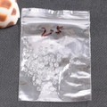 Transparente Silikon-Abstandshalter für Perlen-Schmuckherstellung in Beuteln auf grauem Stoff - 2,5 mm Außendurchmesser (100 Stück/Packung) / Transparent