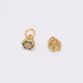 Gros plan de pendentifs en émail cloisonné doré avec motifs floraux bleus et anneaux - Fleur Ronde Vintage Bleu Rouge (Style 5)