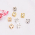 Dettaglio di distanziatori a cubo placcati oro 14K con zirconi per braccialetti fai-da-te - Cubo con Micro-Pavé di Zirconia (Stile #9)