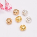 Dettaglio di perline distanziatrici placcate oro 14K con zirconi in tre finiture - Artigianato Intagliato (Stile #10)