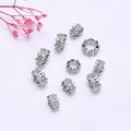 Detalle macro de 10 cuentas espaciadoras bañadas en plata con circonitas para pulseras DIY - 8mm / Plateado (Retención de Color)