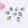 Nahaufnahme von 14K Gold- und Silber-Herzanhängern mit blauem Zirkon für DIY-Halsketten - 14k Gold Farbbeständig / Blauer Zirkonia