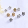 Vue détaillée de perles cylindriques en dentelle florale avec zircons violets élégants - Or 18k (8mm) / Violet (Zircon)