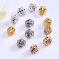Cuentas de barril huecas bañadas en oro de 14K con circonitas de colores y flores - Zirconia Roja