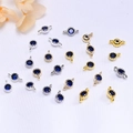 Dettaglio ravvicinato di ciondoli in zircone blu per gioielli fai-da-te in oro e argento - zircone blu
