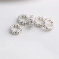 Macro-detail van 5 verzilverde tussenkralen met micro-pave zirkonia en een bloemig ontwerp - Zilver (Kleurbehoud)