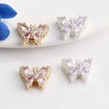 Détail macro de breloques papillon en or 14K et argent avec pierres de zircone cubique - Petit Papillon (Zircone Violette) / Or 14K