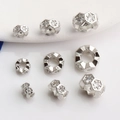 Dettaglio di perline distanziatrici a nido d'ape placcate oro 14K con zirconi incastonati - 6mm / Rodiato