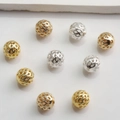 Vista macro de cuentas huecas bañadas en oro de 14K con patrones de ondas para joyería - Textura de Olas (Modelo 3) / 14K Oro Retención de Color 8mm