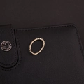 Anillo dorado clásico con textura de cuerda trenzada sobre un fondo de cuero negro - Estilo de Anillo de Cuerda Retorcida (23# Oro K)