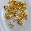 Goldfarbene Anhängerschlaufen für DIY-Schmuckherstellung auf weißem Tablett - US 5 / Gold