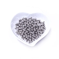 Primer plano de cuentas de metal pulido para joyería DIY en un plato de cerámica blanca - 2mm / Oro blanco
