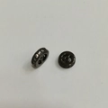 Dettaglio di perla nera placcata con zirconi micro-pavé e design a ruota cava interna - 6mm / Nero e Oro