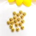 Vue macro de perles d'espacement texturées plaquées or 14k pour création de bijoux - Perle d'Espacement Filetée / Or 18K